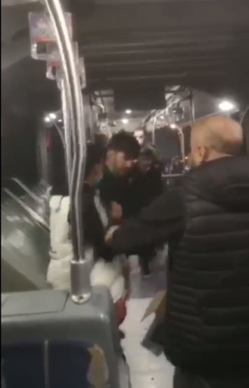 (Özel) Metrobüste Bıçaklı Yan Baktın Kavgası Kamerada
