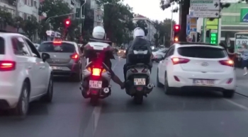 (Özel) Motosikletli Kuryelerin Tehlikeli Yolculuğu Kamerada
