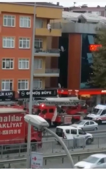 (Özel) Polisin İntihar Etmek İçin Balkona Çıkan Kadını Kurtardığı Anlar Kamerada
