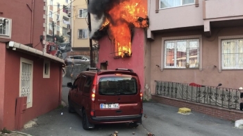 (Özel) Şişli’De Korku Dolu Anlar: Yangından Çocuklarıyla Kaçtılar
