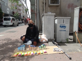 (Özel) Sokağa Çıkma İzninde 71 Yaşındaki Adam Sokakta Tezgah Açtı
