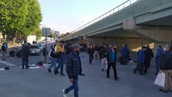 (Özel) Sosyal Mesafeyi Hiçe Sayıp, Köprü Altında Açılan Tezgahlara Akın Ettiler
