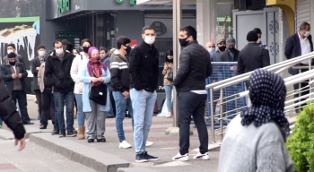 (Özel) Sultangazi’De Ptt Ve Banka Önlerinde Yoğunluk
