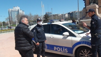 (Özel) Taksim’De Ceza Yiyen Vatandaştan İlginç Sosyal Mesafe Tepkisi
