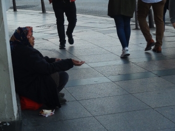 (Özel) Taksim’De Dilenci Kadın Yarım Günde 250 Lira Topladı
