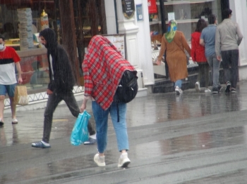 (Özel) Taksim’De Güneş Ve Yağmur Bir Arada
