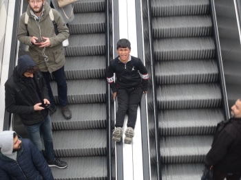 (Özel) Taksim Metro’Da Çocukların Tehlikeli Oyunu Kameraya Yansıdı
