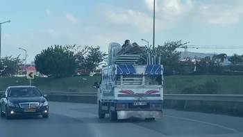 (Özel) Ümraniye’De Kamyonet Kasasında Tehlikeli Yolculuk Kamerada
