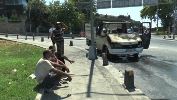 (Özel) Üsküdar’Da Alev Alev Yanan Araç Hurdaya Döndü
