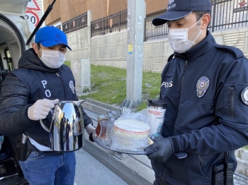 (Özel) Vatandaştan Polislere Çay İkramı
