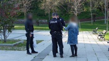 (Özel) Yasağı Hiçe Sayıp Parkta Alkol Aldı, Polise Verdiği Tepki Hayrete Düşürdü
