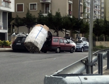 (Özel) Yokuşu Çıkamayan Kağıt Toplayıcısına Otomobili İle Yardım Etti
