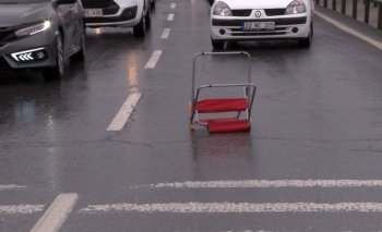 (Özel) Yola Sandalye Atıldı, Beton Mikseri Ve Otomobil Çarpıştı
