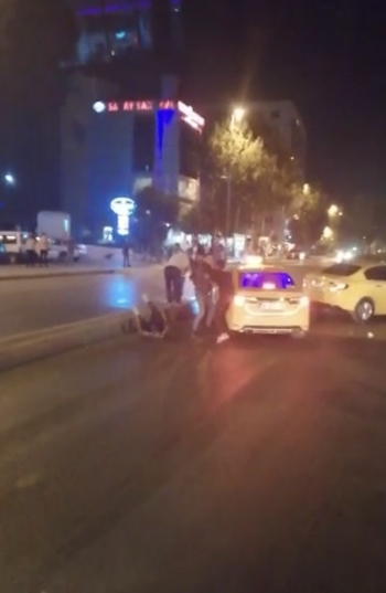 (Özel) Yolu Trafiğe Kapatıp Birbirlerine Girdiler
