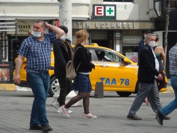 (Özel)Taksim’De İki Arkadaşa Sosyal Mesafe Ve Maske Cezası
