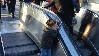 (Özel)Taksim Metrosunun Yürüyen Merdivenlerinde Tehlikeli Oyun
