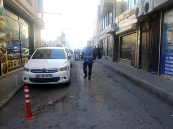 "Yanımdaki Kadına Baktın" Dedi Silahını Çıkarıp Vurdu
