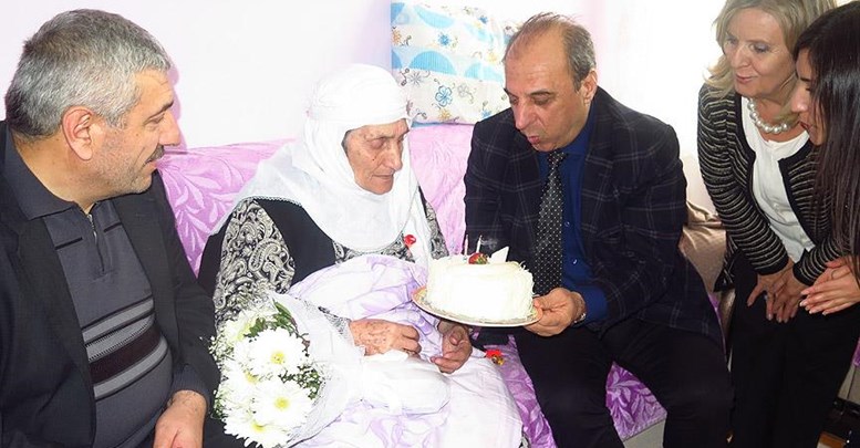 119 yaşındaki nineye sembolik doğum günü