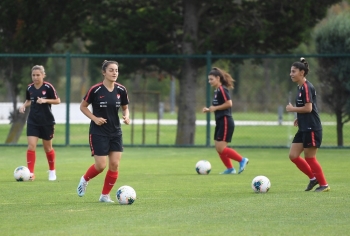 A Milli Kadın Futbol Takımı, Slovenya Maçı Hazırlıklarını Sürdürüyor
