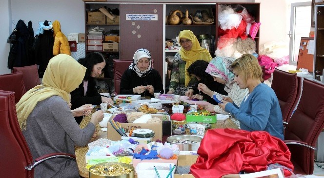 Adıyaman  Üniversitesi'nde  Bayanlar  Çöpleri  Doğaya  Geri  Kazandırıyor