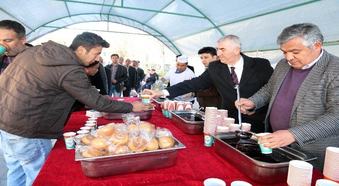 Aksaray  Belediyesi  2  Bin  Kişiye  Hoşaf  Ekmek  İkram  Etti