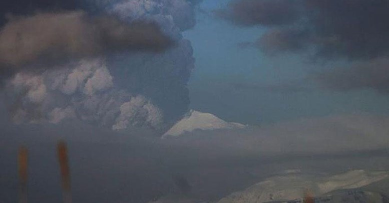 Alaska'da Pavlof Yanardağı faaliyete geçti