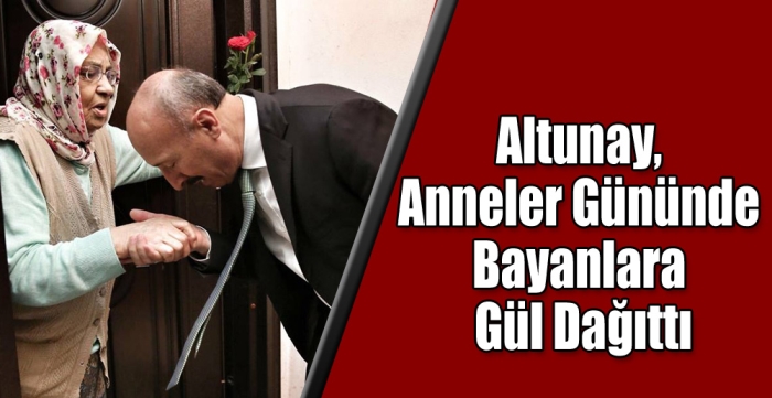 Altunay, Anneler Gününde Bayanlara Gül Dağıttı