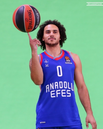 Anadolu Efes Yeni Sezon Kadrosunu Ve Formalarını Tanıttı
