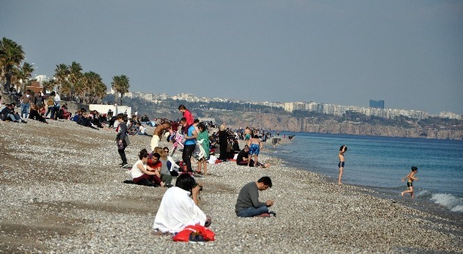 Antalya'da  Güneşi  Gören  Sahile  Koştu