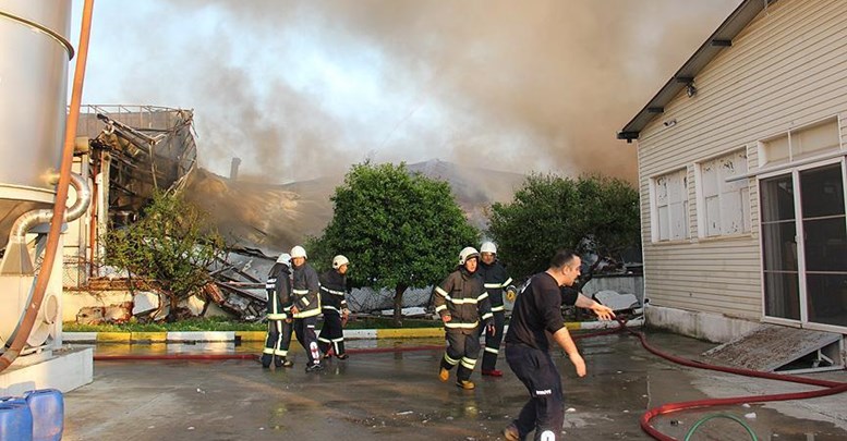 Antalya'da polyester fabrikasında yangın çıktı