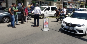 Aracından Parasının Çalındığını Gören Vatandaş Hırsızlara Silahla Müdahale Etti: 2 Yaralı
