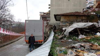 Aracının Lastiğini Değiştirirken, Çöken İstinat Duvarının Altında Kaldı
