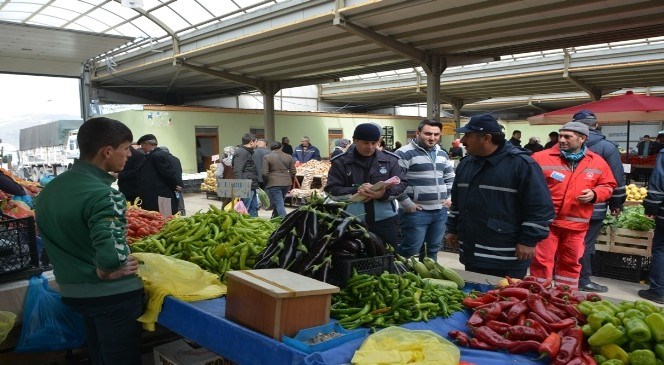 Ardahan  Belediyesi  Zabıta  Müdürlüğü  Ekipleri  Halk  Pazarını  Denetledi