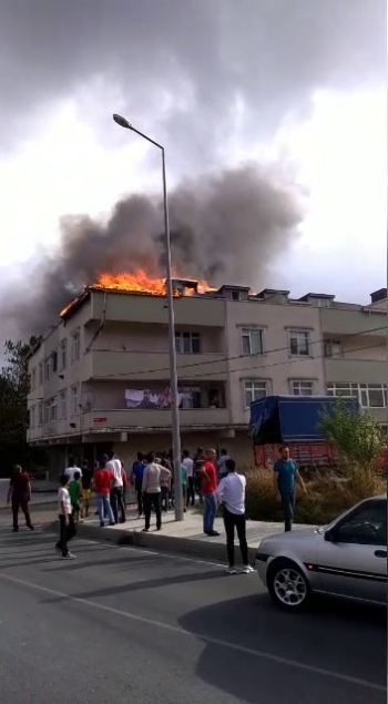 Arnavutköy’De Mangaldan Tutuşan Çatı, Alev Alev Yandı
