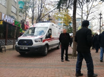 Avcılar’Da Bıçaklı Kavga: 1’İ Ağır 2 Yaralı
