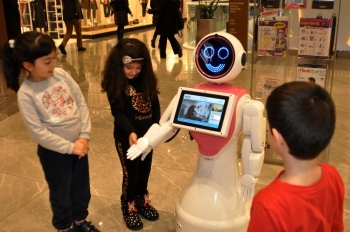 Avm’Deki Robot Güvenlik Personeli İlgi Odağı
