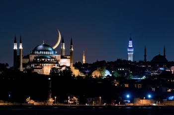 Ayasofya Camii İle Hilalin Buluştuğu Kareler Mest Etti
