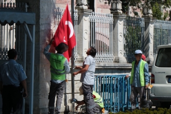 Ayasofya Camii’Nin Giriş Kapılarına Türk Bayrakları Asıldı
