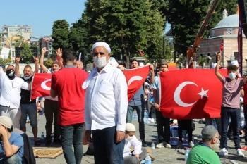 Ayasofya Camii’Nin Önünde Vatandaşlar Bayram Coşkusu Yaşıyor
