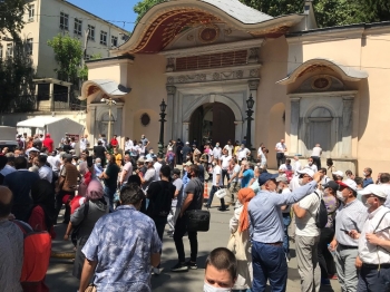 Ayasofya-İ Kebir Cami-İ Şerifi Açılışında Meydana Sığmayan Cemaat Caddelerde Namaz Kıldı
