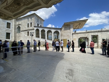 Ayasofya’Nın Açılmasının Ardından Fatih Sultan Mehmet Han’In Kabrine Vatandaş Akını
