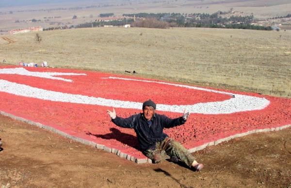 Aynı yamaca çakıl taşlarından üçüncü Türk bayrağını yapıyor