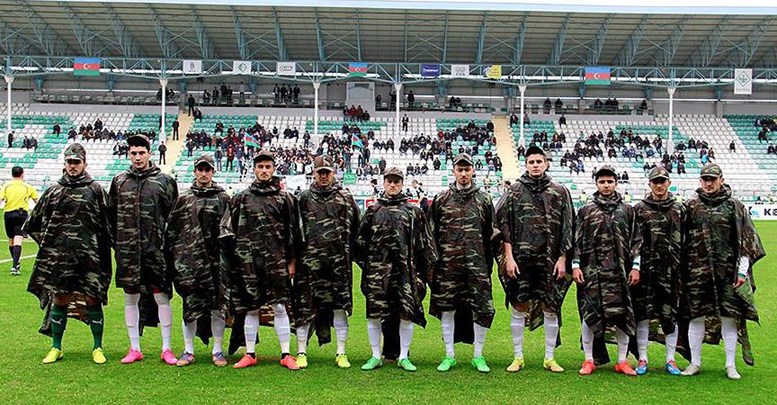 Azerbaycanlı futbolculardan askeri kıyafetli anma