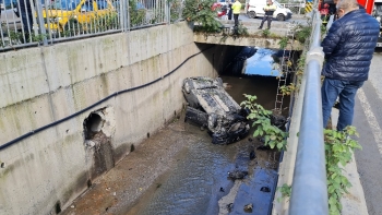 Bağcılar’Da Araç Dereye Uçtu
