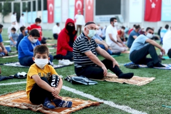 Bağcılar’Da Bayram Namazı Stadyumda Kılındı
