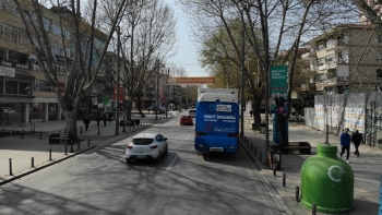 Bağdat Caddesi’Nde Pes Dedirten Görüntüye Belediye Ekiplerinden Otobüsten Anonsla Uyarı
