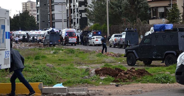 Bağlar'daki terör saldırısında yaralanan polis şehit oldu