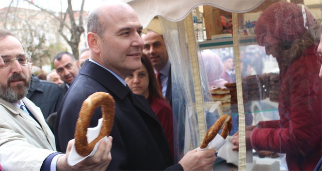 Bakan Soylu simit dağıttı