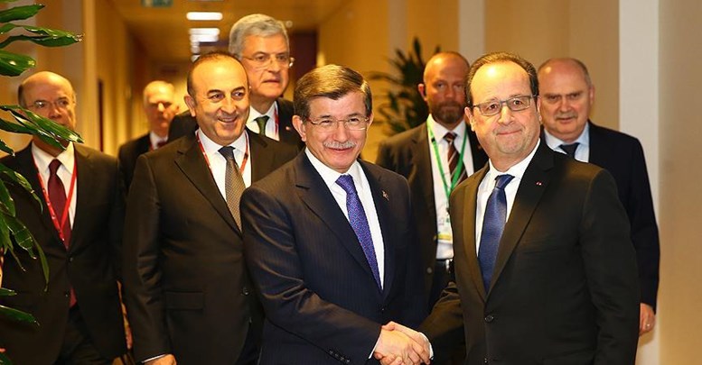 Başbakan Davutoğlu Brüksel'de Hollande ile görüştü