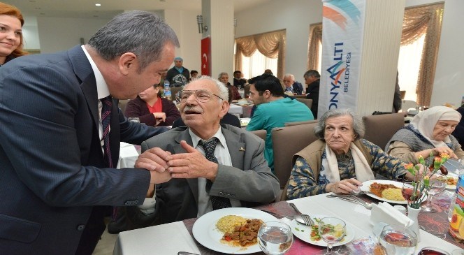 Başkan  Böcek  Huzurevi  Sakinleriyle  Bir  Araya  Geldi